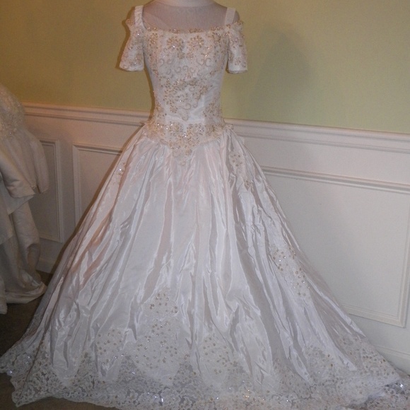 VintageWhite Wedding Dress Shoulder off